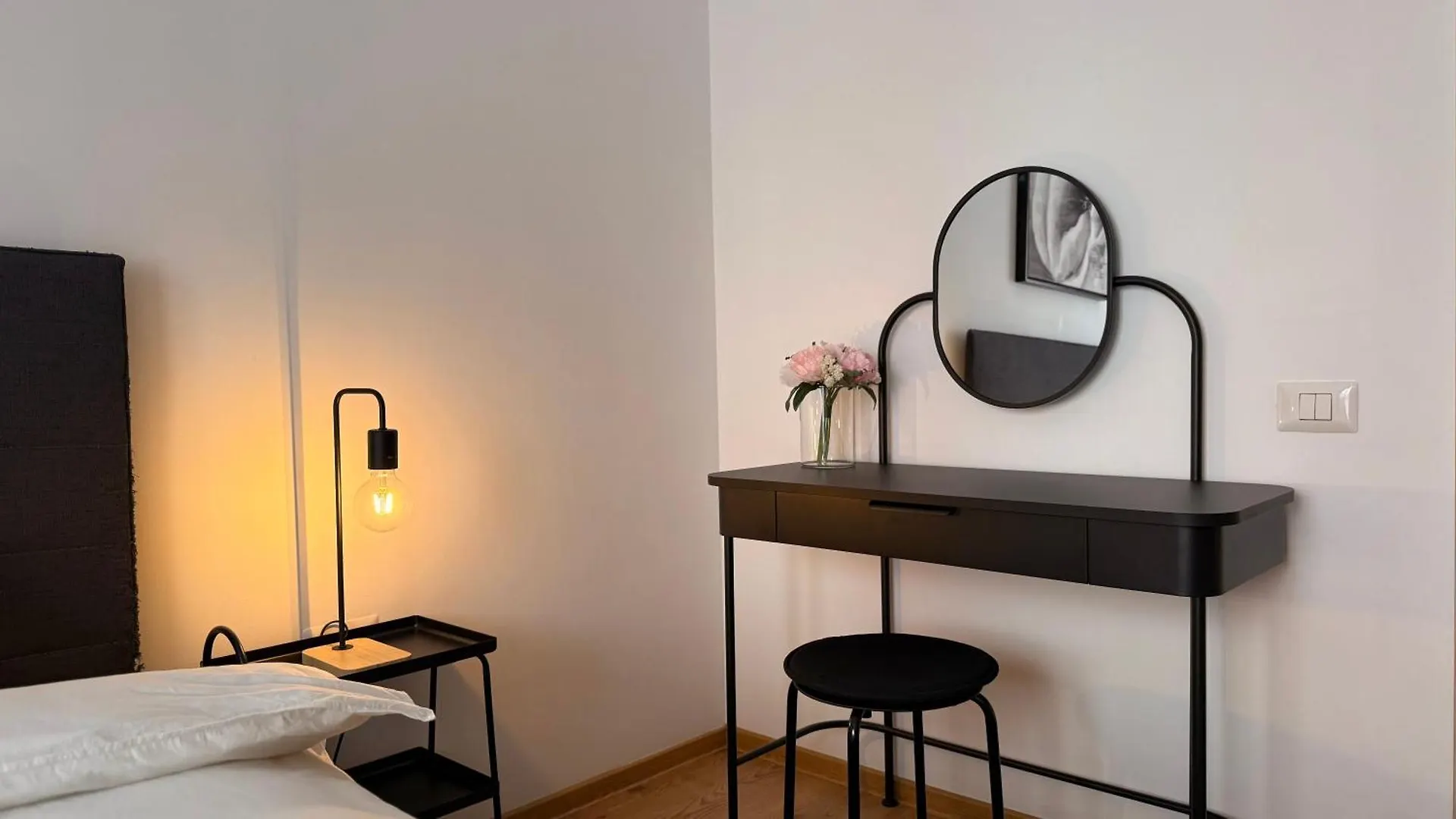 Cozy Central Apartment With Balcony And Self Check-In Rh Living Bucureşti