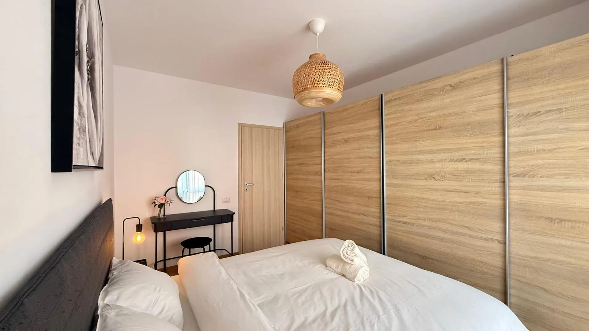 Cozy Central Apartment With Balcony And Self Check-In Rh Living Bucharest