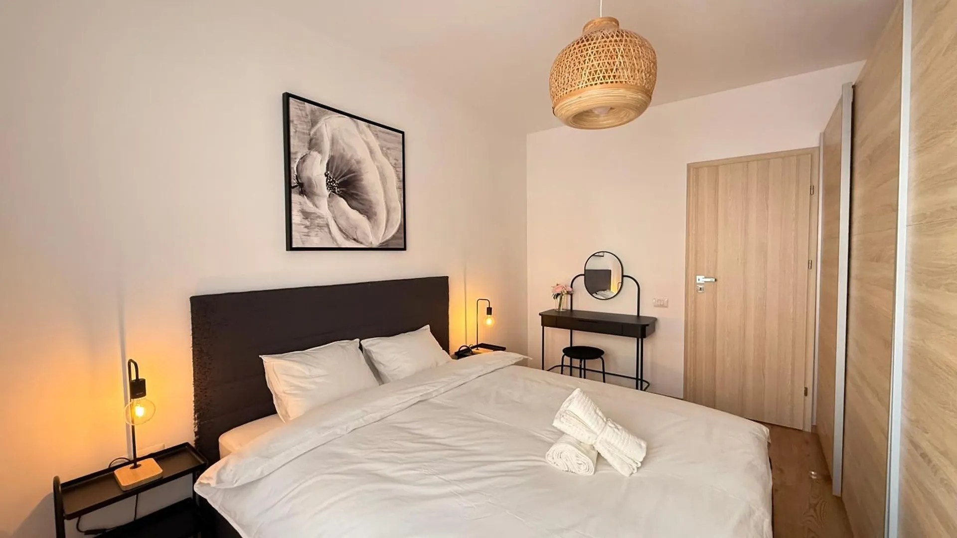 Cozy Central Apartment With Balcony And Self Check-In Rh Living Bucharest